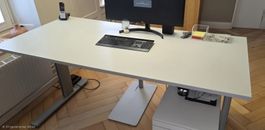 Elektrisch höhenverstellbarer Schreibtisch 