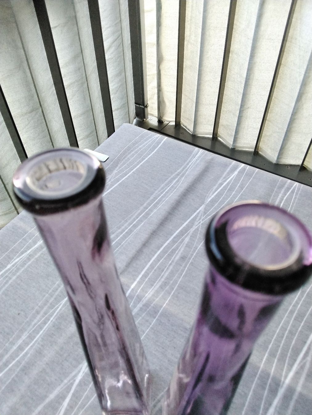 Sonstiges Geschirr & Gläser: 2 GLASFLASCHEN LILA – Gebraucht aus Biel/Bienne von dasi3 1