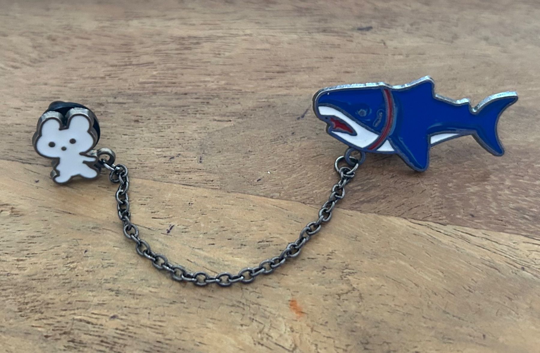 Placchette & Badge: Pin Hai Hase – Nuovo e nell'imballaggio originale da Geneve venduto da vane267