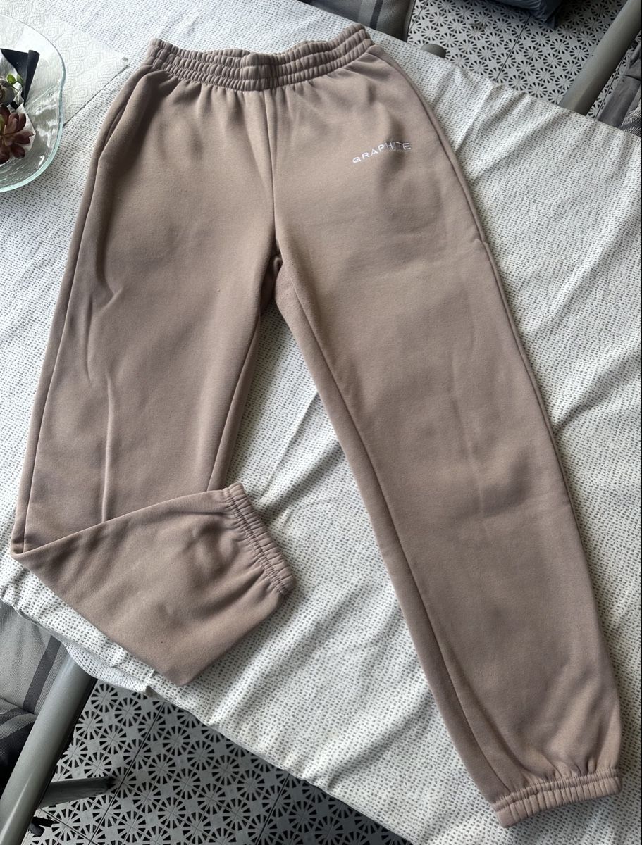 Pantalons: Beige Jogginghose Graphite – D'occasion à Rhäzüns par romina._gr