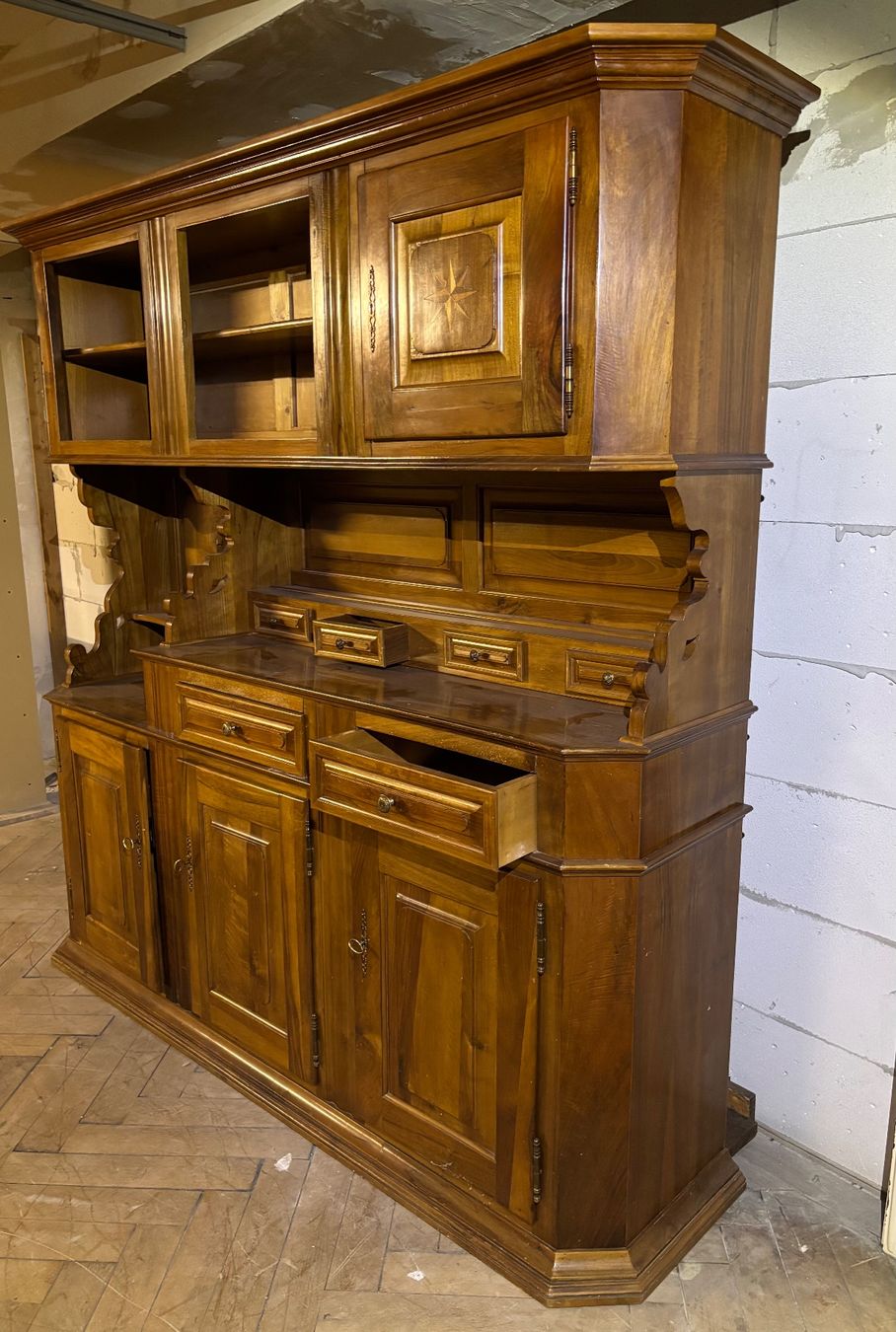 Credenze: Antike massive Anrichte Buffet (Barock-Stil / Nussbaum) – Usato da Speicher venduto da CH-Schatzkammer 1