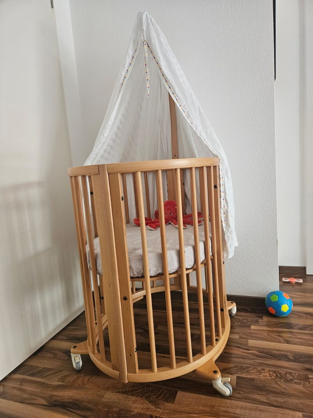 Betten: Stokke Sleepi mini V2 – Gebraucht aus Muttenz von jeh_l5fx 1