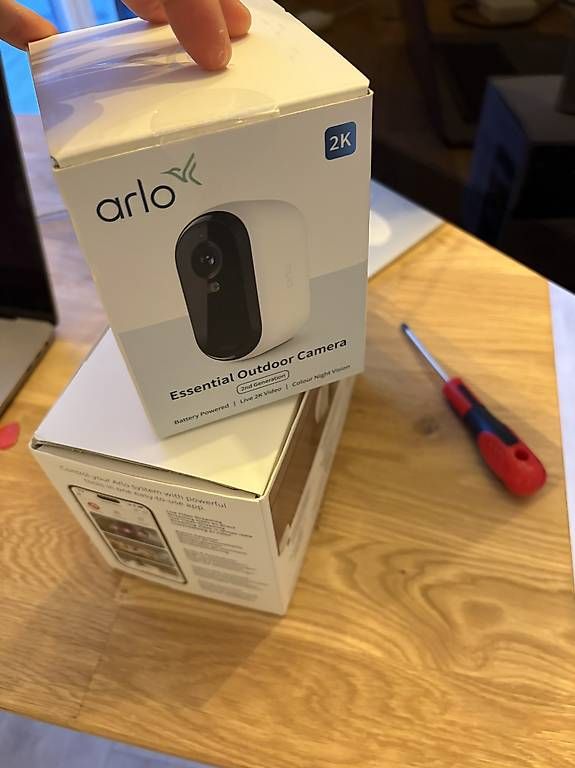Arlo Videocamere: Arlo Essential Outdoor 2K  caméra neuve – Nuovo e nell'imballaggio originale da Neuchâtel venduto da giu_8hnv