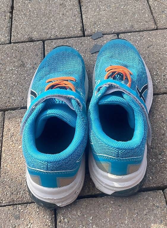 Scarpe per ragazzi: Kinder Asics-Joggingschuhe – Usato da Lenk im Simmental venduto da antoniawanda 1