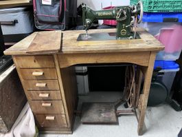 Nähmaschine Bernina mit Tretantrieb und Schubladen Konsole