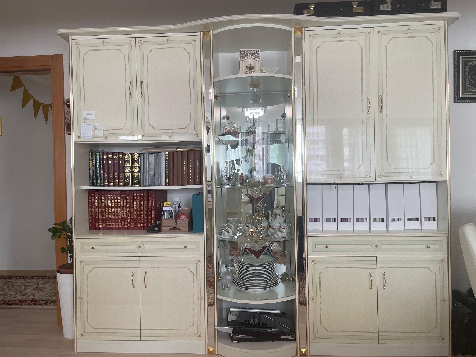 Tischset: Vitrine Esstisch Sideboard Klassiker – Gebraucht aus Gossau von ysf20 2