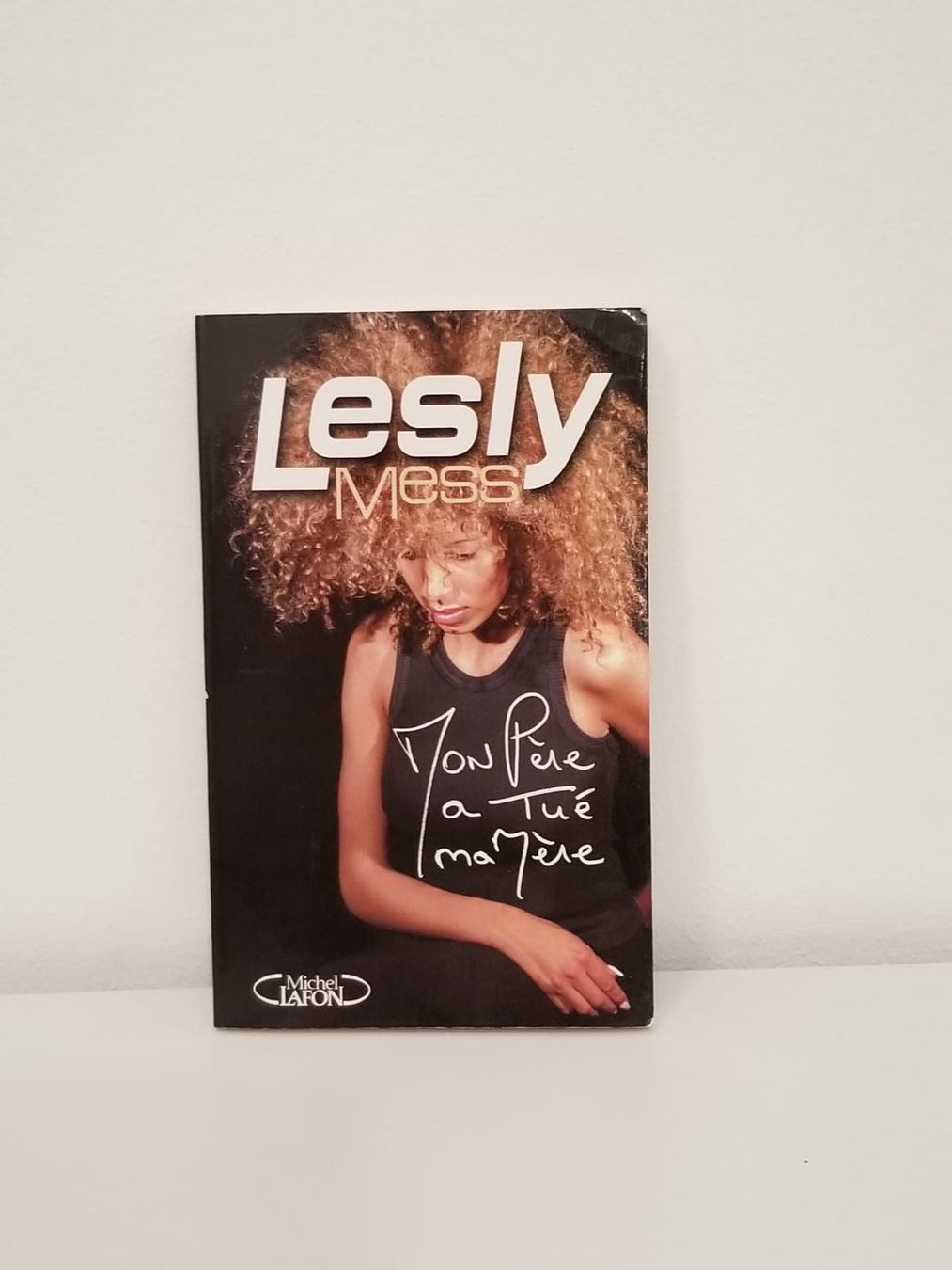 Livres: Lesly: "Mon père a tué ma mère" – Neuf avec emballage d'origine à VERNIER par _Swiss_