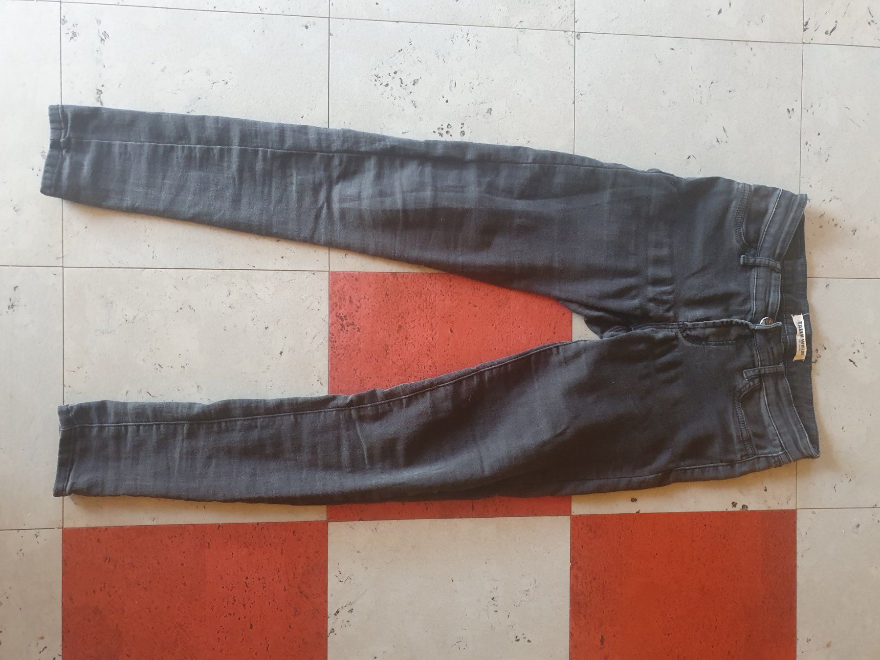 Jeans: Jeans Schwarz – Usato da Moosseedorf venduto da Sonnenschein.. 1