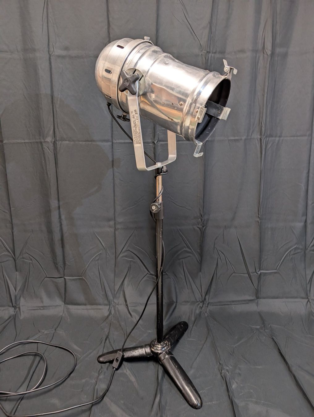 Lampade: Industrial Scheinwerfer D.T.S. PAR 64 auf Stativ Bastler – Usato da Wiezikon b.Sirnach venduto da Romsche