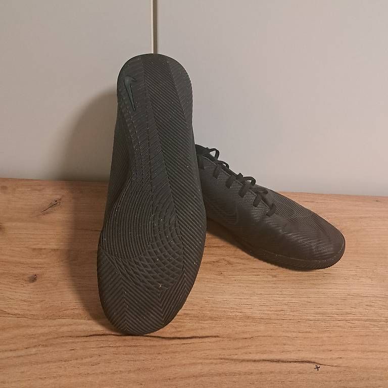 Scarpe per ragazzi: Fussball Hallenschuhe – Usato da Neftenbach venduto da sam_jbb5 1