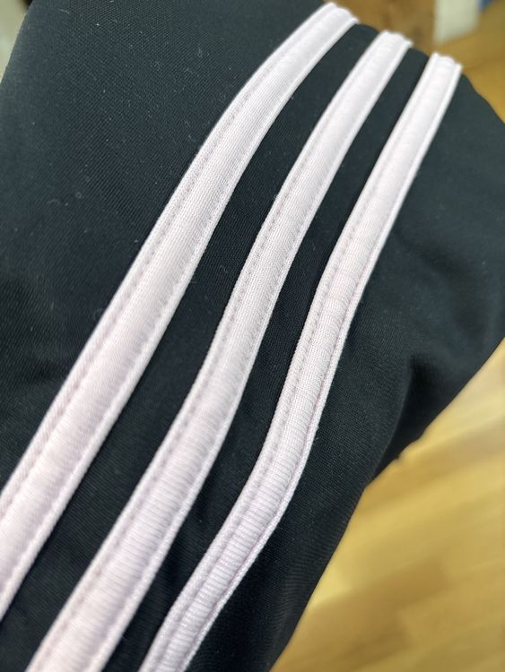 Adidas Hosen: Adidas Trainingshose schwarz mit Streifen, Grösse S-M – Gebraucht aus Bern von recelbern 1
