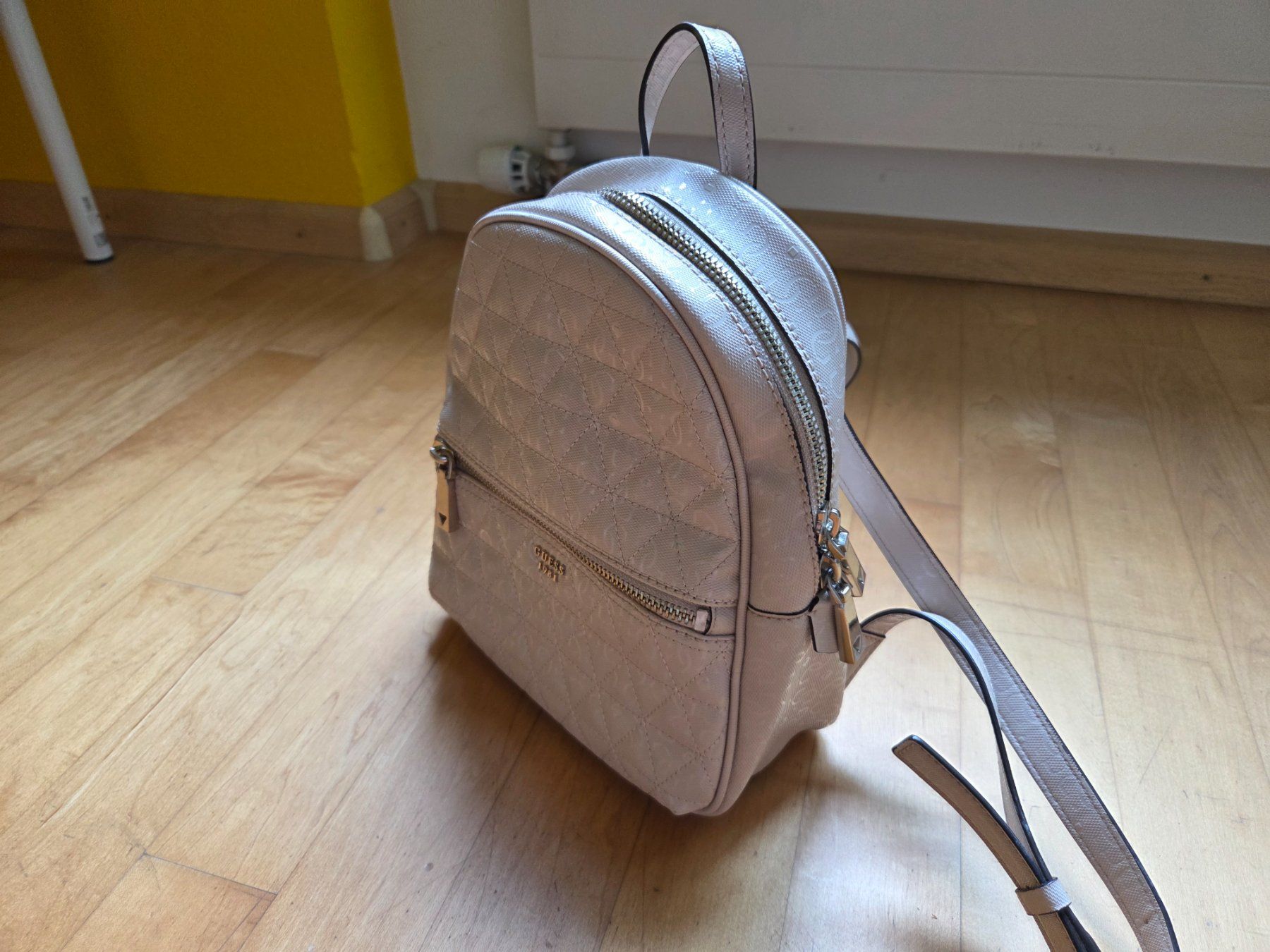 Guess Zaini: Guess Rucksack – Usato da Basel venduto da Norge_69 1