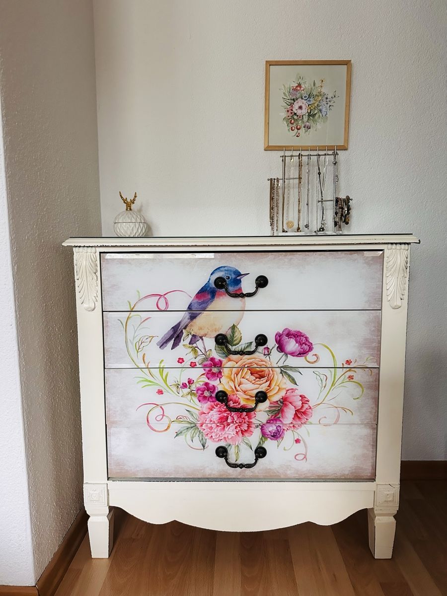 Commodes: Kommode mit Vogelmotiv und Blumen, weiss – D'occasion à Dällikon par tat_z9r7