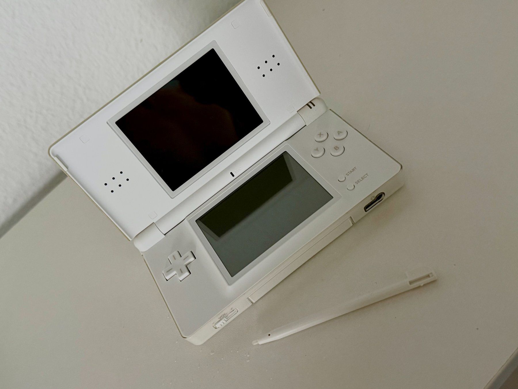 Nintendo Konsolen: Nintendo DS Lite - crystal white – Neu (gemäss Beschreibung) aus Zürich von NerdLoot