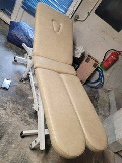 Lettini & sedie per cosmetici: Table de massage électrique professionnelle – Usato da Nyon venduto da Lio10