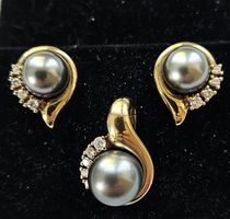 Gelbgold-Ohrstecker mit Anhänger . 750/Gelbgold 