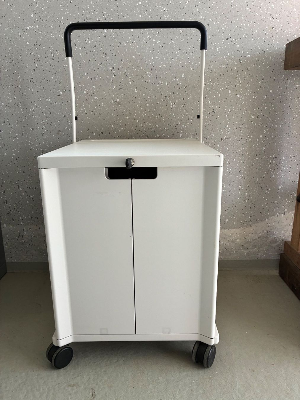 Banconi: Rollcontainer mit Henkel, Schublade und Schlüssel, weiss – Usato da Frick venduto da sandra037