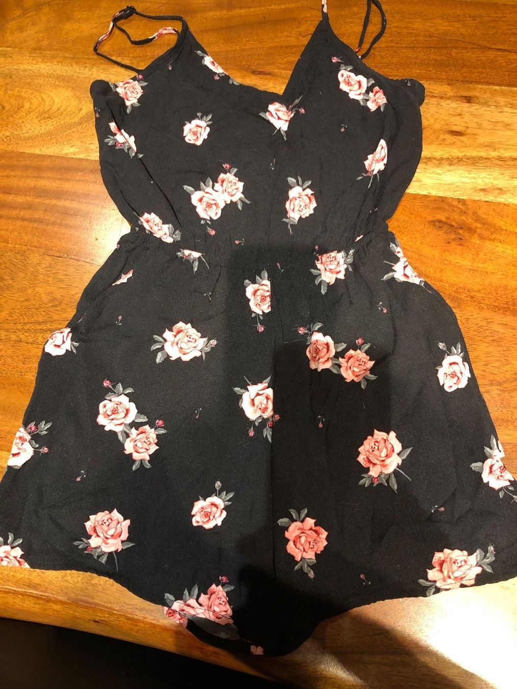 Jumpsuits: Schwarzer Blumen-Playsuit, luftig, Sommerkleid Gr. 36 – Gebraucht aus Andwil SG von schmei