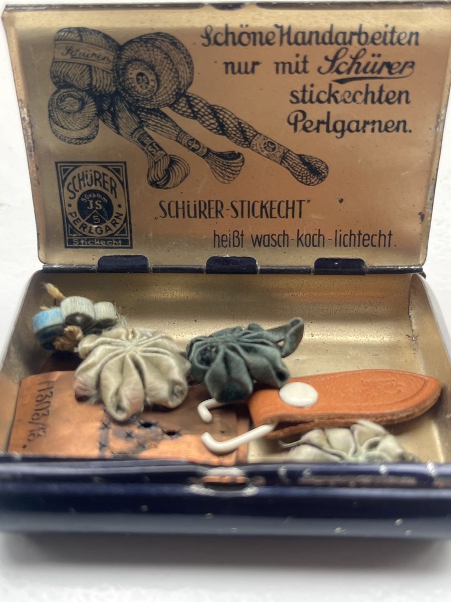 Cordicelle & Fili: Schürer Stickgarn Dose mit Zubehör, gebraucht – Usato da Brienz BE venduto da hey_z9vg