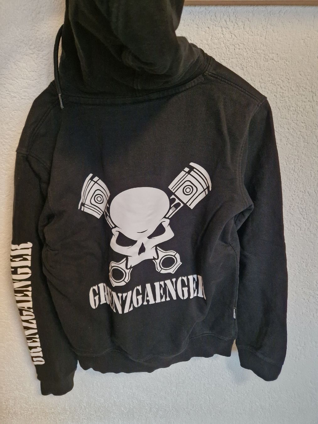 Pullover & Sweatshirts: Grenzgaenger Kapuzenpullover schwarz – Gebraucht aus Wengi b. Büren von J.ae05