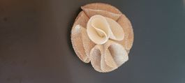 Blumenbroche aus Stoff