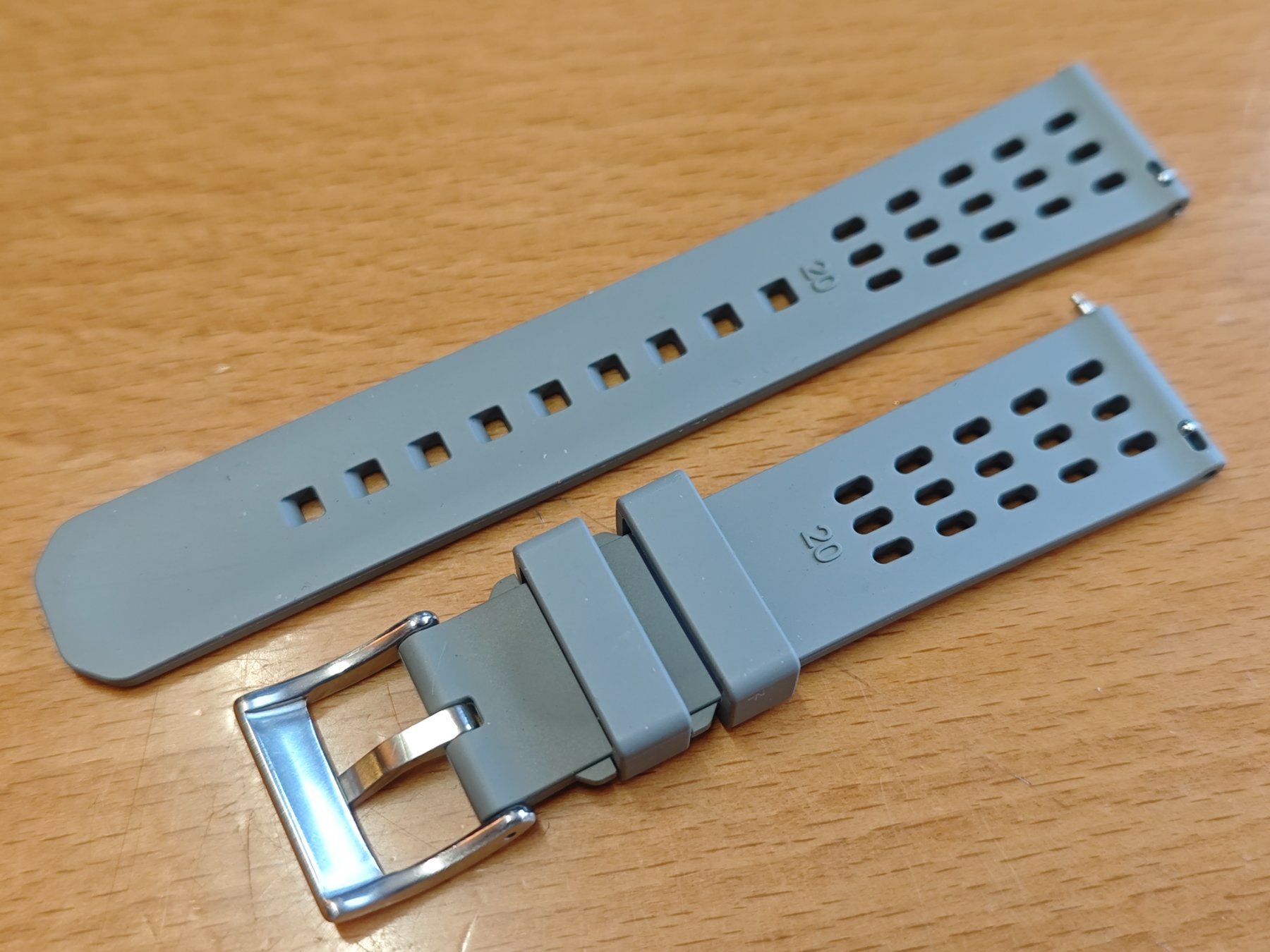 Bracciali & Braccialetti: Uhrenarmband Gummi grau 20 mm – Nuovo (secondo la descrizione) da Zetzwil venduto da bugkeeper 1