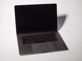 MacBook Pro 15" 2017 i7 16GB Radeon 560 Touch Bar