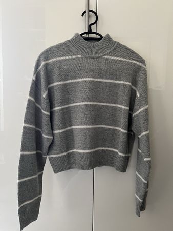 Grauer Pullover mit Streifen