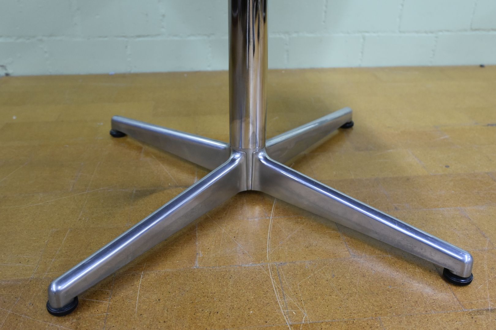 Tavoli: Designer Tisch mit Aluminium Fuss – Usato da Lichtensteig venduto da Polsterwerk 4