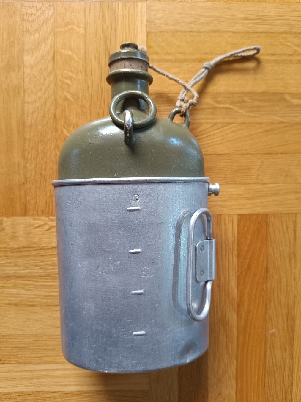 Schweizer Armee Attrezzatura & Pezzi di ricambio: Schweizer Militär Feldflasche mit Korkverschluss – Usato da Embrach venduto da Tutanchamun_23 1