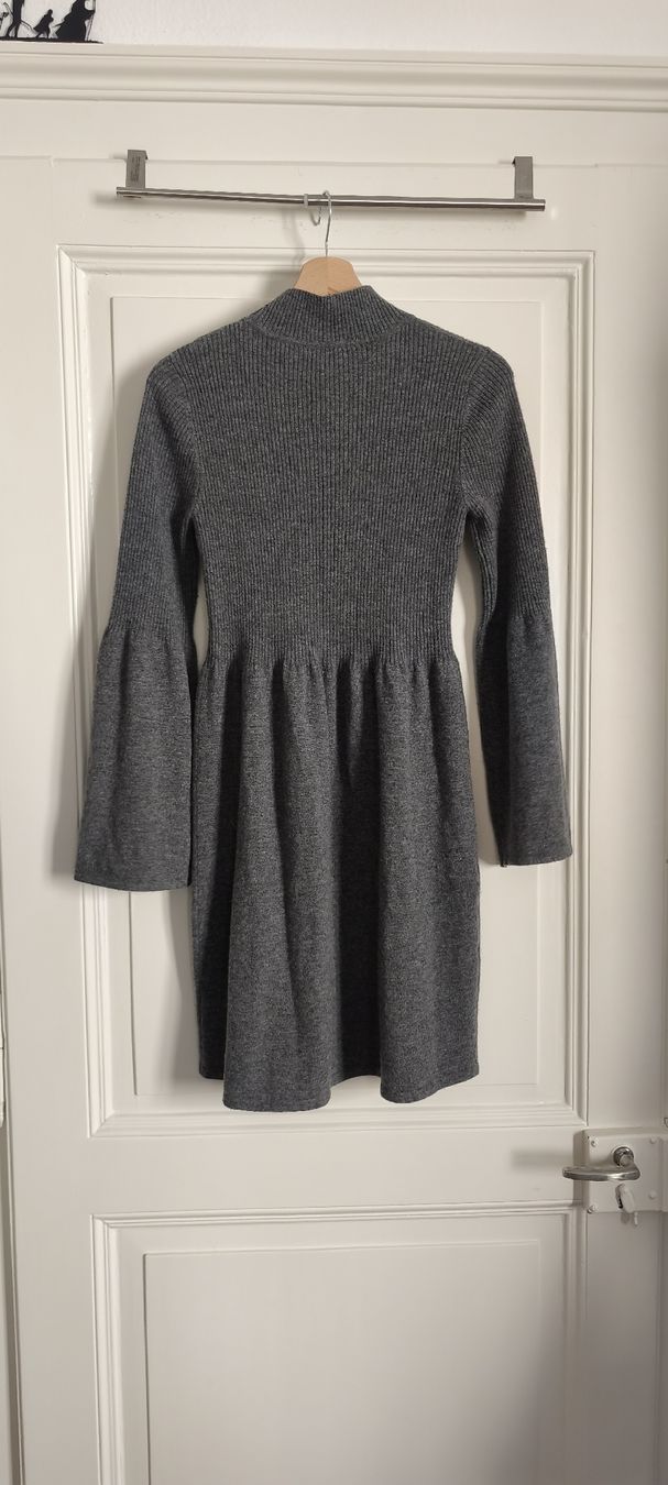 Hallhuber Vestiti: Graues Woll- Strickkleid mit Glockenärmeln, Grösse M,  – Usato da Fribourg venduto da swi_b7rt 1
