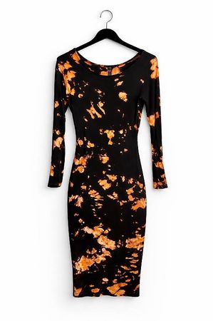 Schwarzes Midikleid mit orangenem Batikmuster