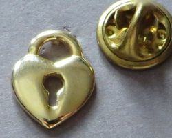 PIN, GOLDIGES HERZ MIT SCHLÜSSEL-LOCH