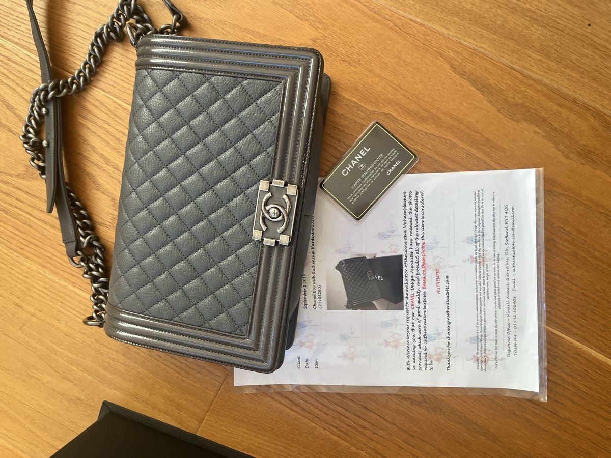 Chanel Borse da donna: Chanel Boy Bag Grau, Silber Hardware new medium – Usato da Wädenswil venduto da Iana32 2