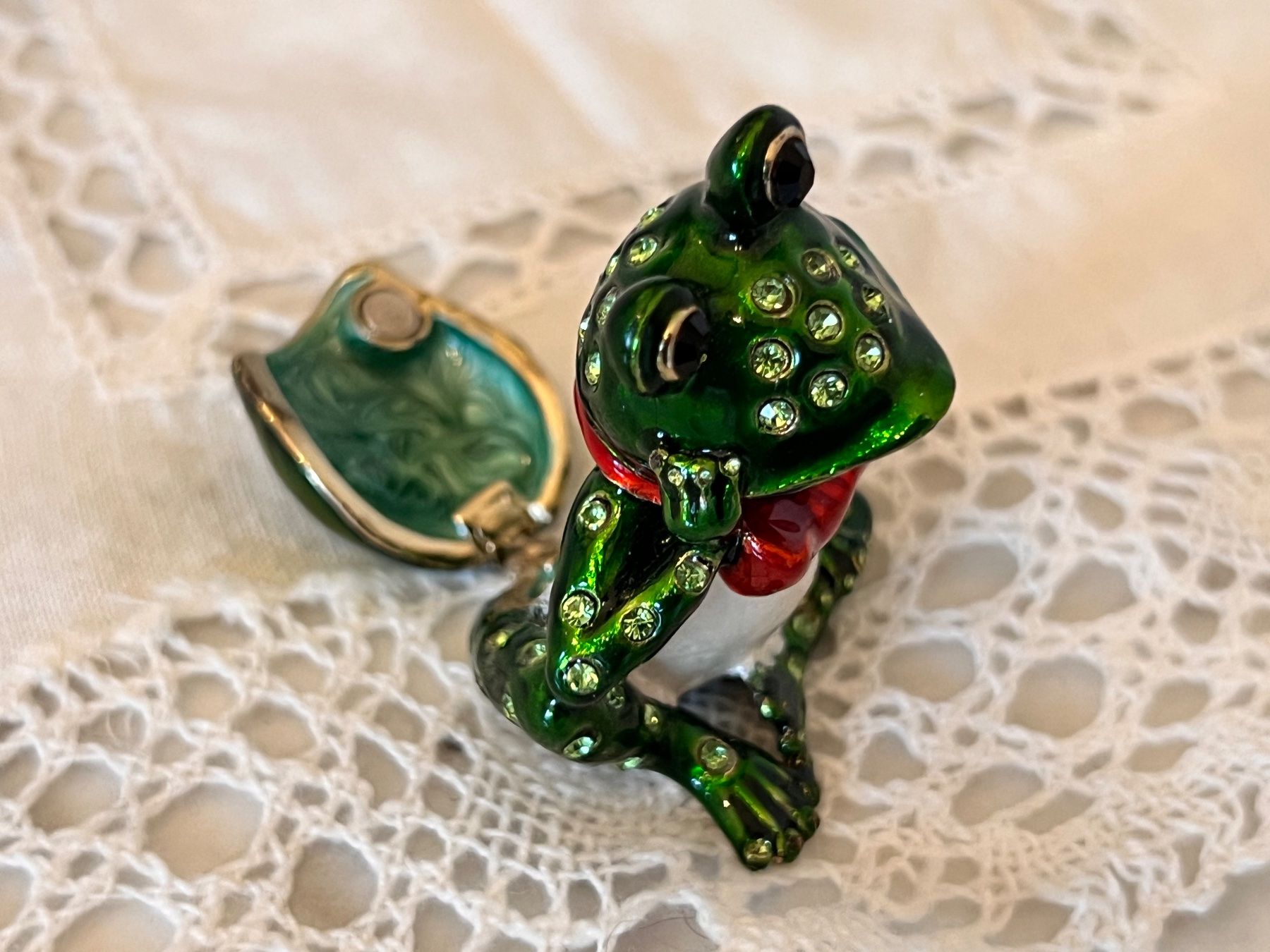 Altro in Decorazioni & Accessori: Frosch Dose Messing emailliert m. Svarovski Steinchen witzig – Nuovo (secondo la descrizione) da Bern venduto da FANTASTICTREASURES 5