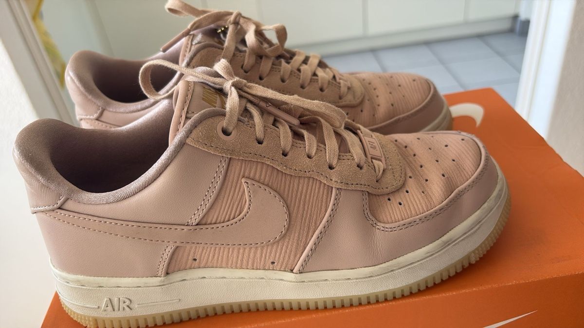 Nike Damenschuhe: Air Force 1, Spezial Edition 2018, Gr. 38/24cm – Gebraucht aus Rorschach von CREDOCONTRO 1