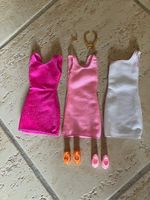 Barbie 3 robes + 2 paires de chaussures + bijoux