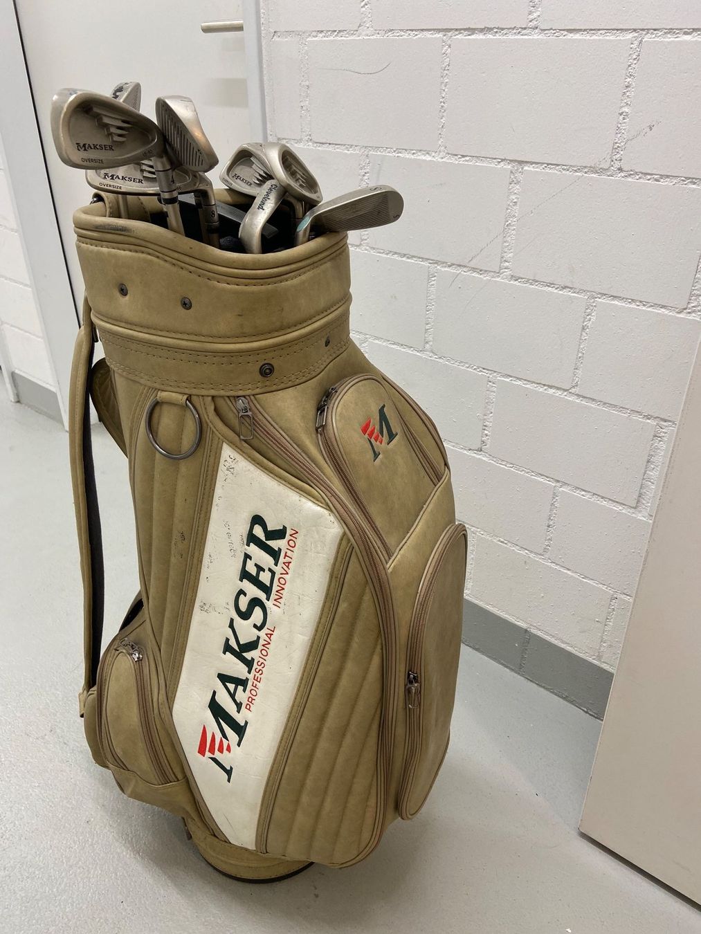 Clubs & Sets: Golfset inkl. Tasche, Bälle und Handschuhe – D'occasion à Unterengstringen par bar_rh5f