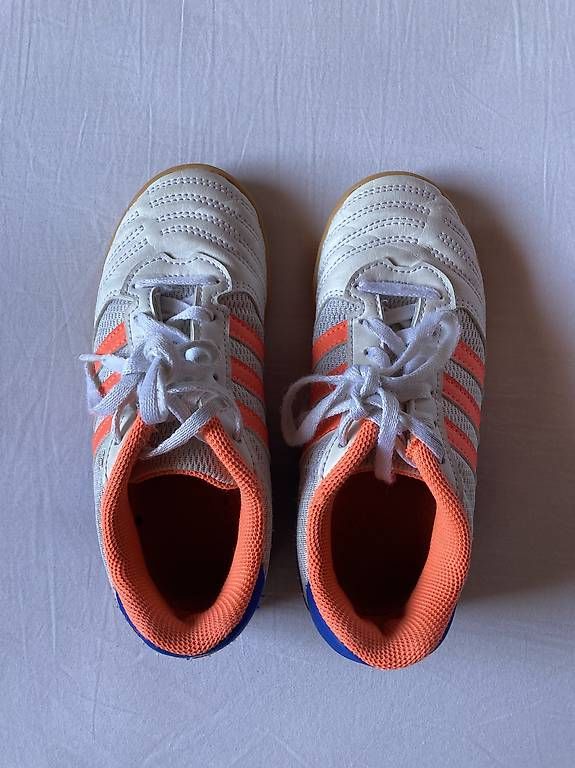 Schuhe für Jungen: Hallenschuhe Adidas 31.5 – Gebraucht aus Haldenstein von meladin