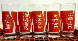 5 Coca-Cola Gläser  3 dl mit fremden Schriftzügen