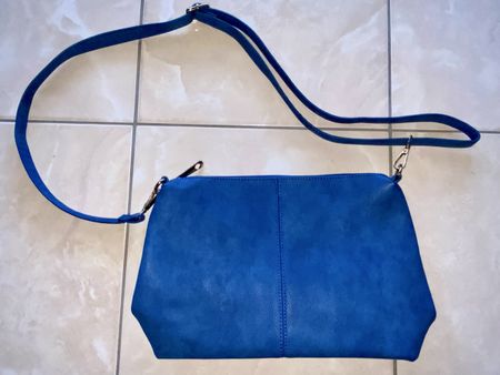 Schultertasche in Blau, Leder – Ideal für den Sommer!
