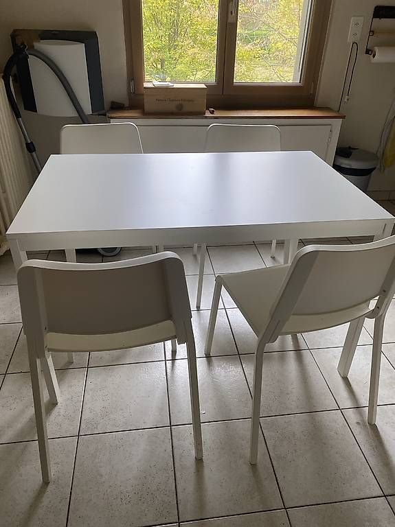 Set tavolo e sedie: Ensemble table et 4 chaises en parfait état  – Usato da Le Grand-Saconnex venduto da Polenta5 1