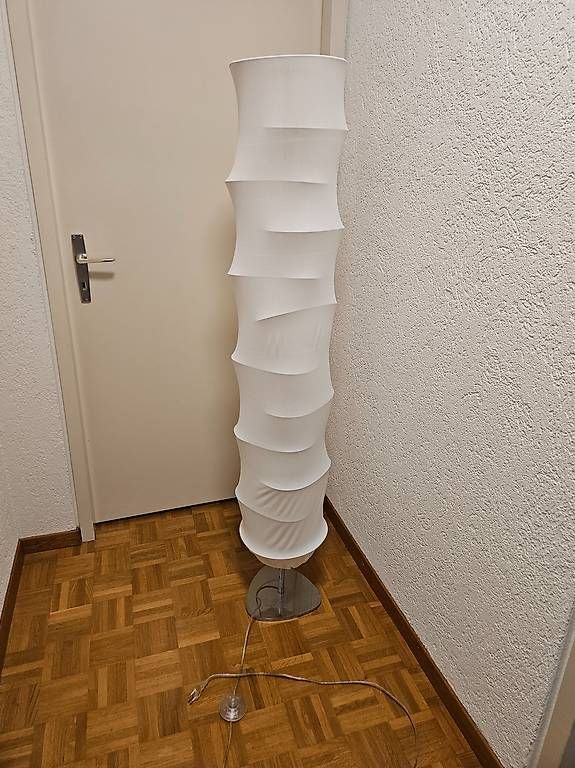 Lampade: Stehlampe mit 2 Farben – Usato da Luzern venduto da J.Co