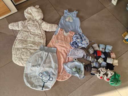 Kleiderpaket Nr.10 Schlafsack Gr 50/60 Mützen Socken 13-18