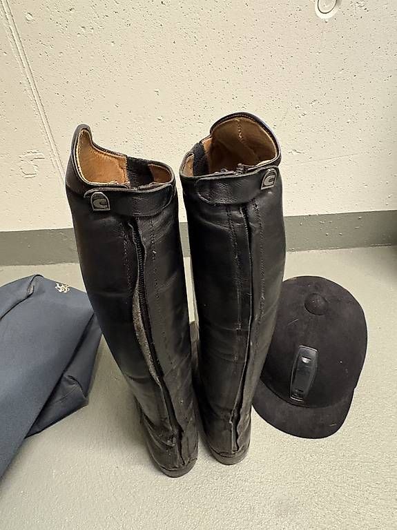 Scarpe per cavalli: Horse riding boots and helmet  – Usato da Herrliberg venduto da jil_y77h 1