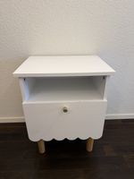 Nachttisch für Kinderzimmer, weiss mit Schublade Holzbeine