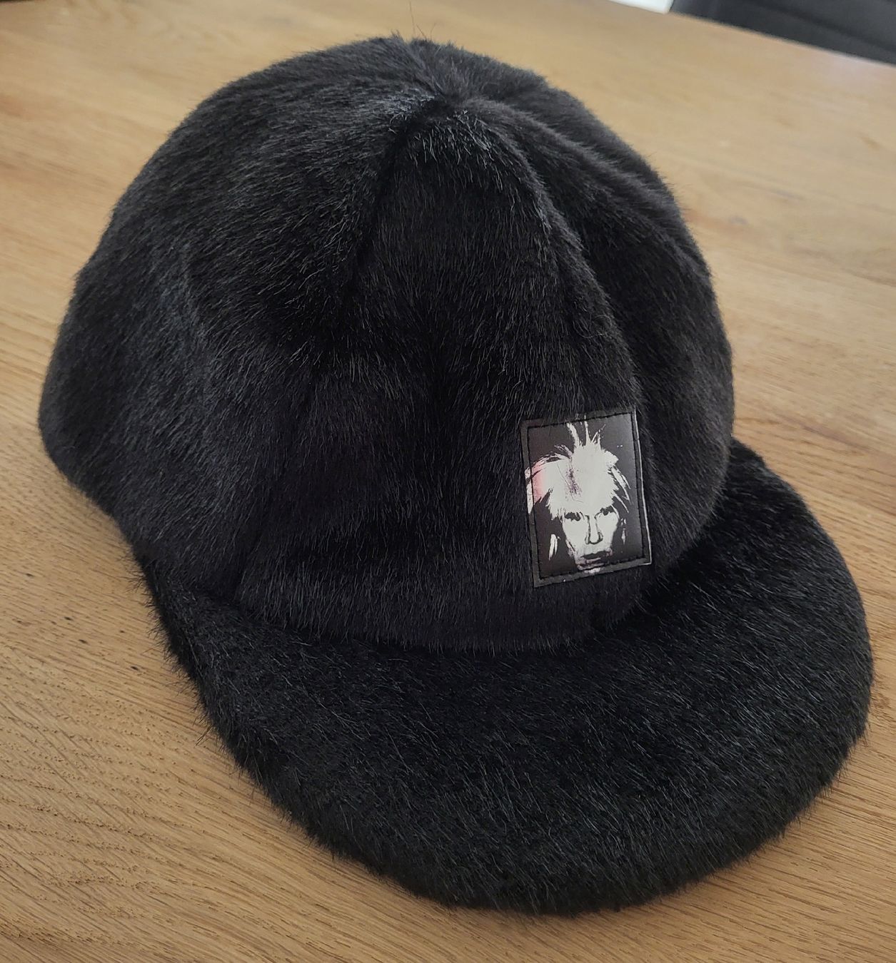 Copricapi, berretti & cappellini: Andy Warhol Pop Art Plüsch Cap – Nuovo e nell'imballaggio originale da Bonstetten venduto da catmilk53