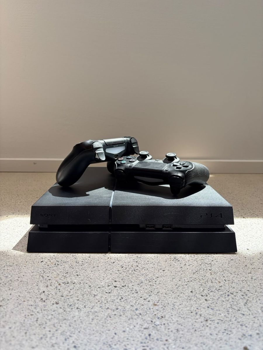 Sony Consoles: Playstation 4 – D'occasion à Zufikon par enyame1231
