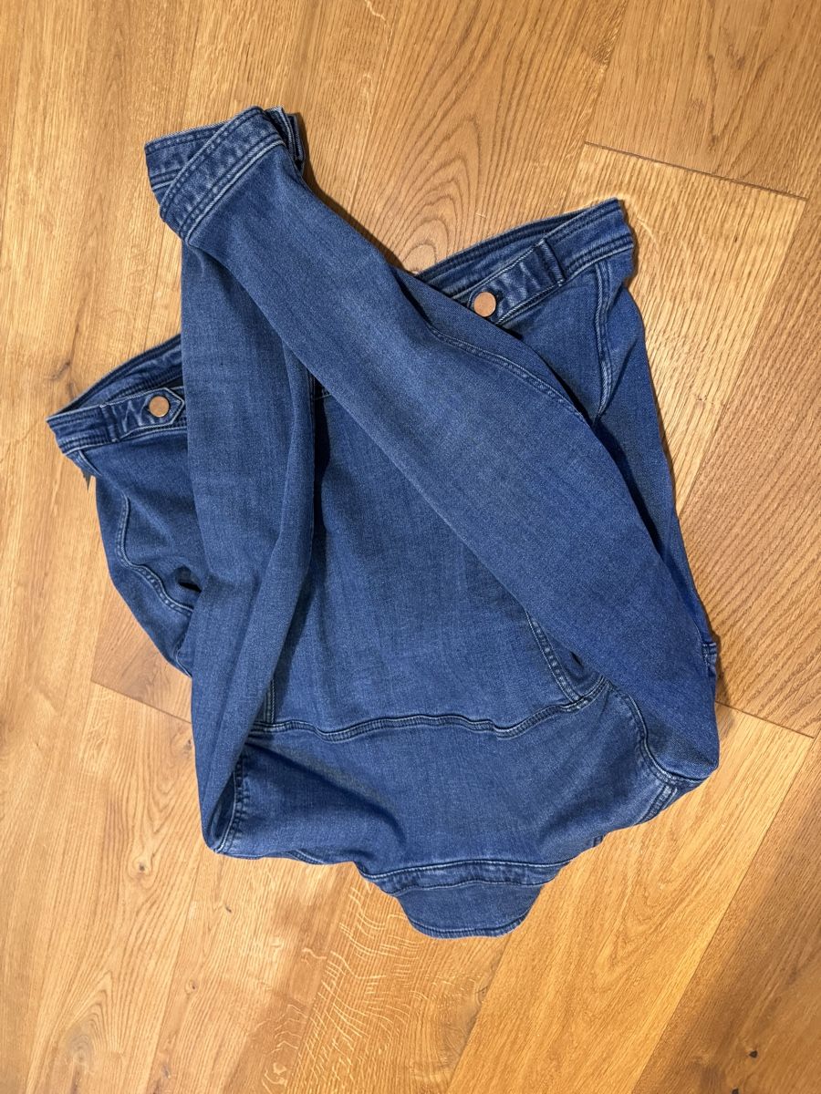 H&M Giacche: H&M Jeans Jacken, Gr. 42 hell & dunkel – Usato da Huttwil venduto da blaengu 3