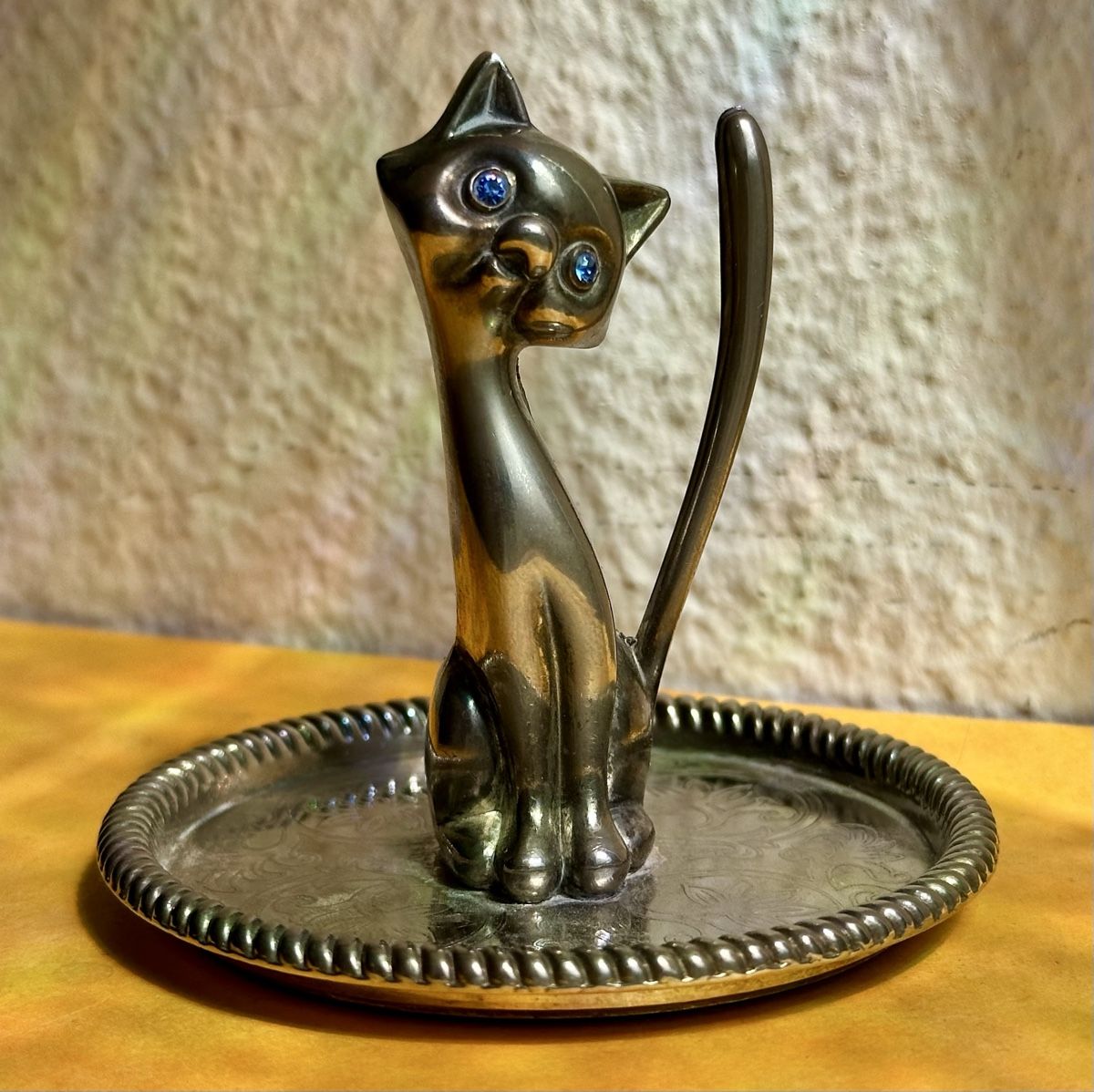 Statuette: Schmuckhalter Katze mit blauem Stein und Tablett versilbert – Usato da Zürich venduto da c_d_r 6